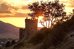 Консульский замок Судакской крепости в рассветных лучах восходящего Солнца.