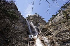 Водопад Учан-Су в полноводный весенний период.