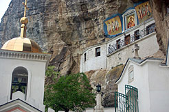 Пещерный храм Успенского мужского монастыря в Бахчисарае.