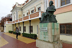 Картинная галерея имени И. К. Айвазовского расположилась в доме художника, построенном в стиле итальянских вилл.