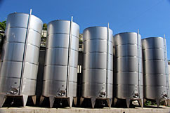 Инкерманский завод марочных вин был создан в 1961 году на базе подземных выработок строительного камня – мшанкового известняка, использовавшегося для послевоенного восстановления и строительства города Севастополя.