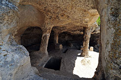 Подземные храмы Эски-Кермена с каменными гробницами, вырезанными в полу помещений.