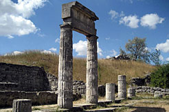 Колонны пританея на развалинах Пантикапея (ныне Керчь, древнейший город России).