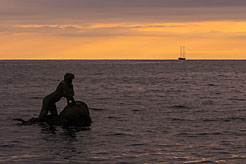 Мисхорская русалка Арзы-Кыз на закате дня.