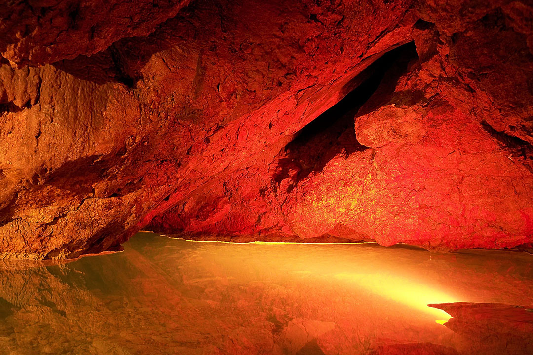 Красные пещеры в Крыму – это большая система подземных галерей и колодцев, потрясающая грандиозными размерами, разветвленностью, причудливыми формами и совершенно фантастической красотой.