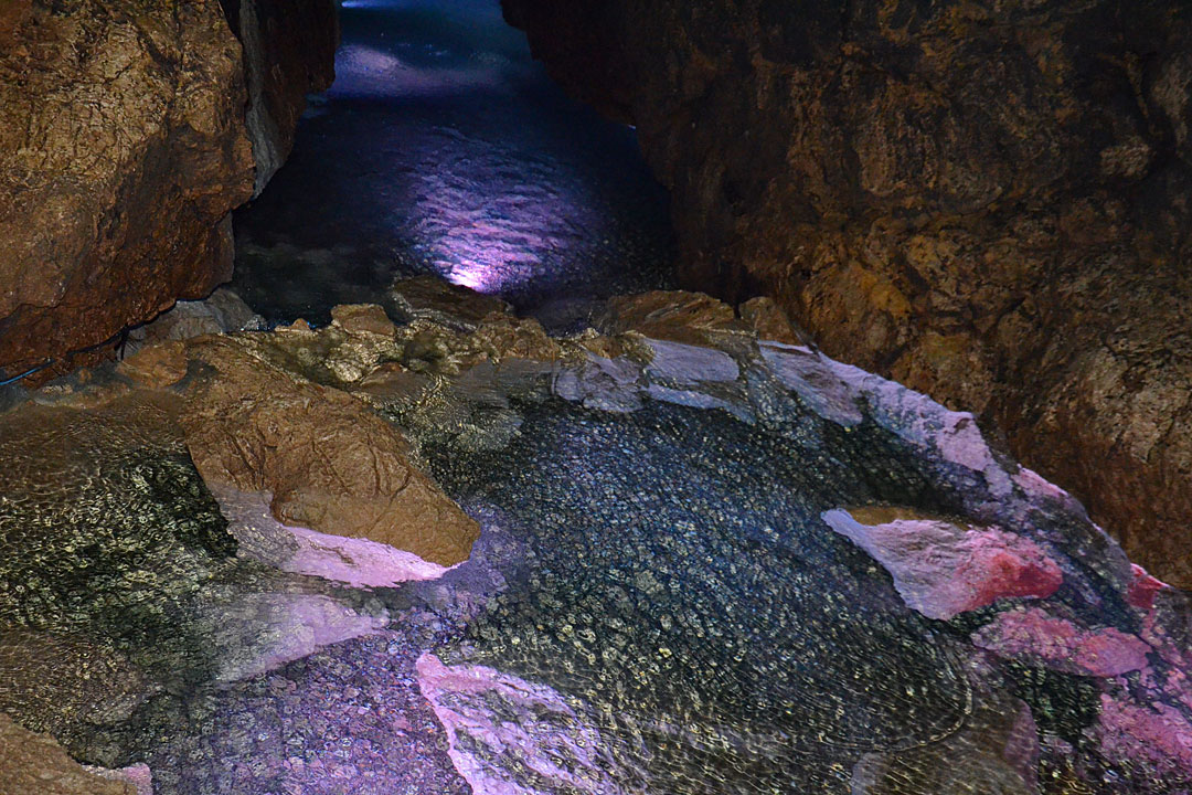 Более 2,5 миллионов лет природа создавала подземные лабиринты Красных пещер.