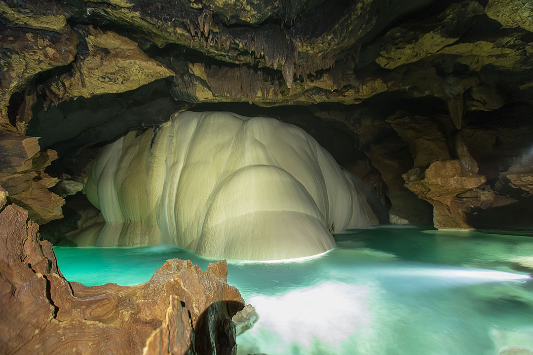 Каждый спуск в Красные пещеры превращается удивительное приключение.