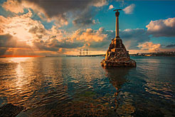 Памятник затопленным кораблям в городе Севастополь на закате.