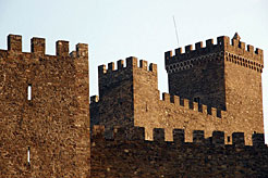 Зубчатые стены и башни генуэзской крепости в городе Судак.