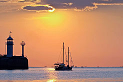 Рассвет над маяком ялтинского порта.