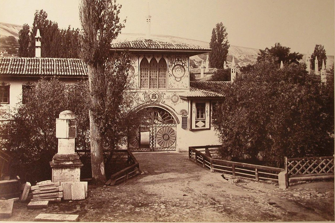 Вид на Северные ворота с надвратной башней ханского дворца (со стороны реки Чурук-Су); на первом плане слева - Екатерининская миля. Бахчисарай. Фотография конца XIX века.