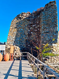 Вид Круглой башни изнутри в крепости Алустон в Алуште.