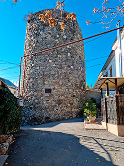 Внешний вид Круглой башни в крепости Алустон в Алуште.